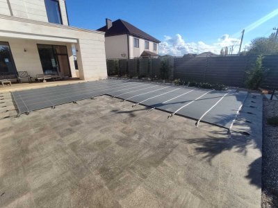 Композитный бассейн с защитным покрытием, плитка и высокий забор во дворе